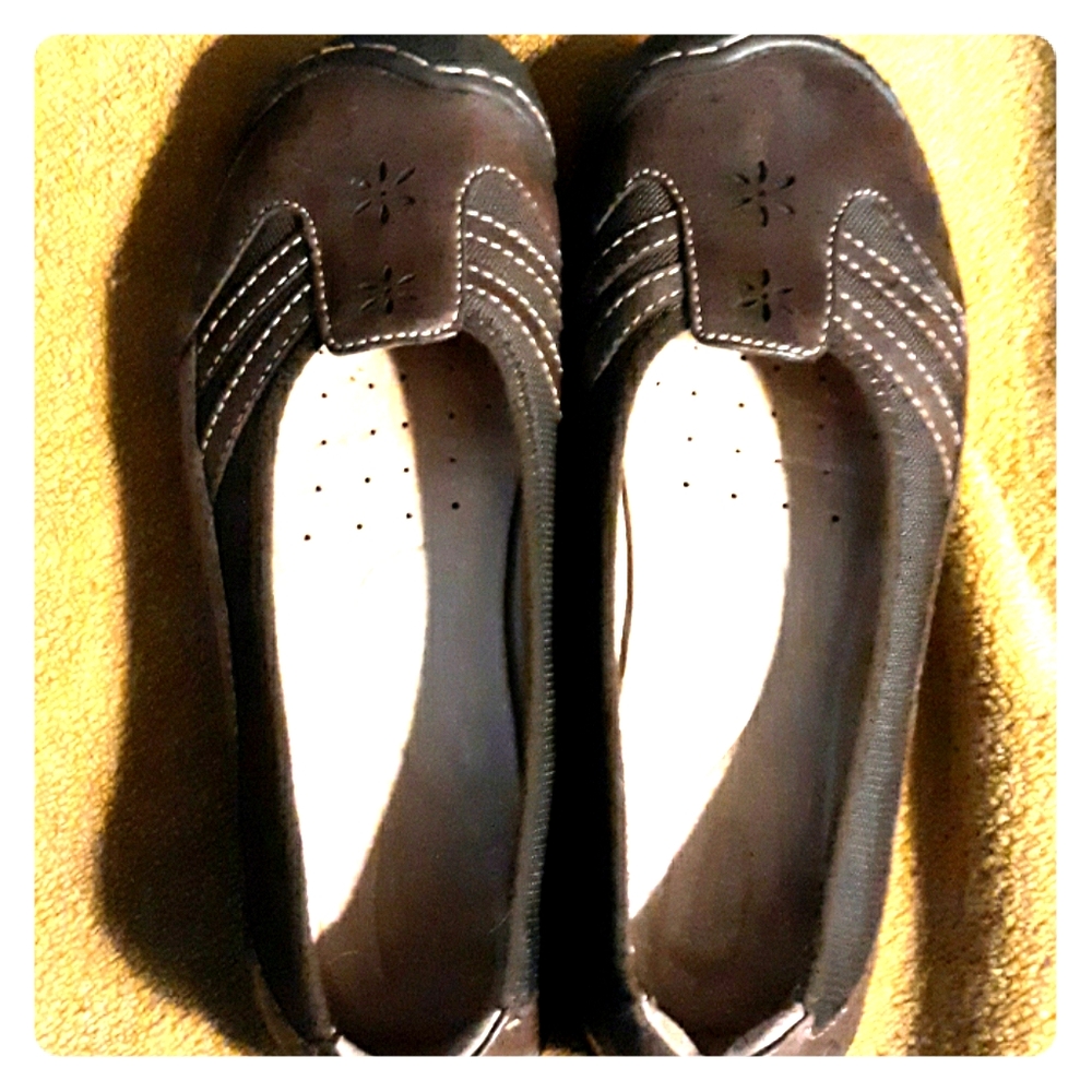 KEEN bump toe casual shoe